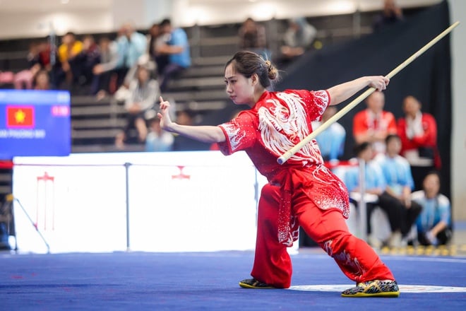 A „dögös lány”, a wushu Phuong Nhi majdnem visszalépett a SEA Games-től, de fájdalmak ellenére is küzdött: Egy érem megszerzése, ami értékesebb az aranynál - 3. kép. 'Hot girl' wushu Phương Nhi suýt phải bỏ SEA Games, nén đau thi đấu: Giành huy chương quý hơn vàng- Ảnh 3.