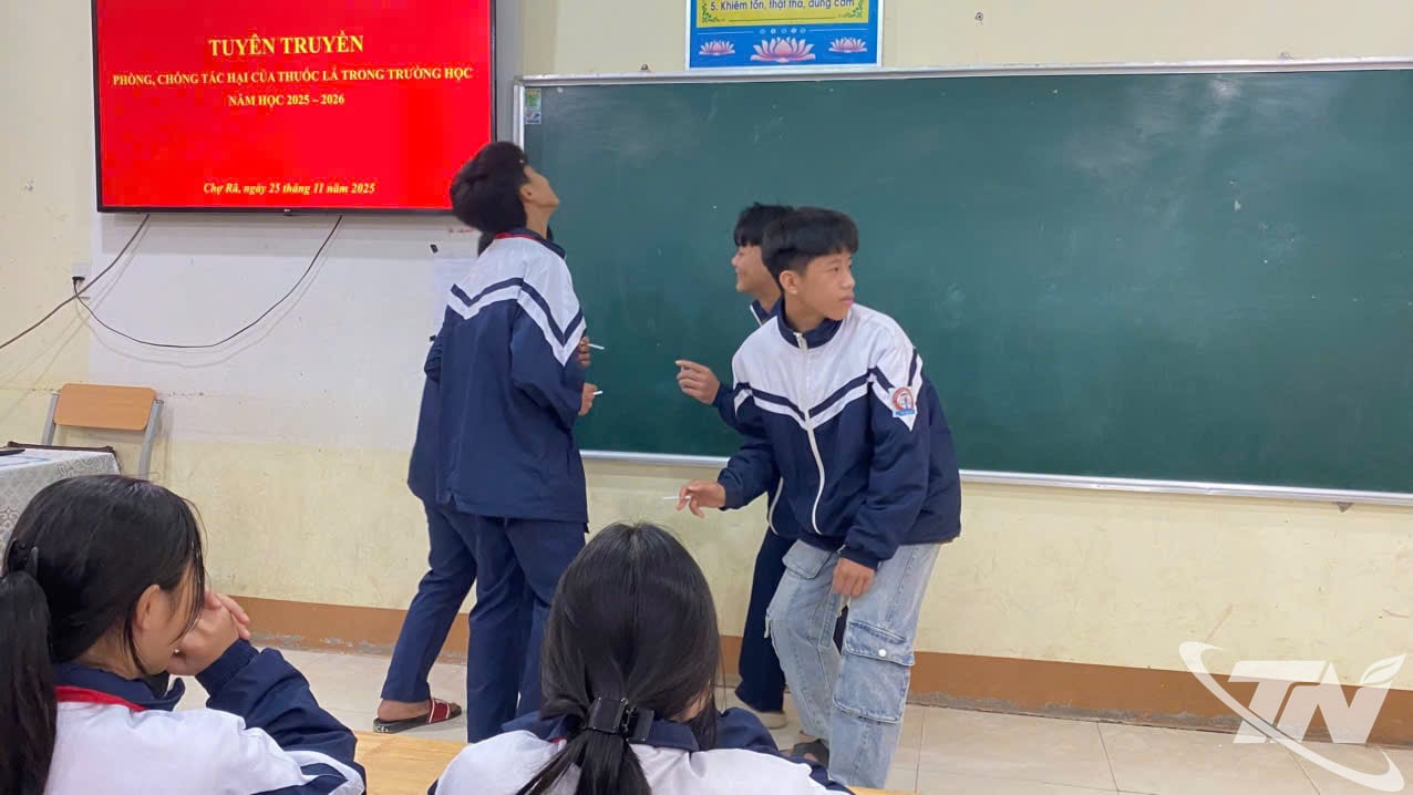 बा बे एथनिक बोर्डिंग हाई स्कूल में तंबाकू के हानिकारक प्रभावों की रोकथाम और उनसे निपटने पर एक नाटकीय प्रस्तुति।