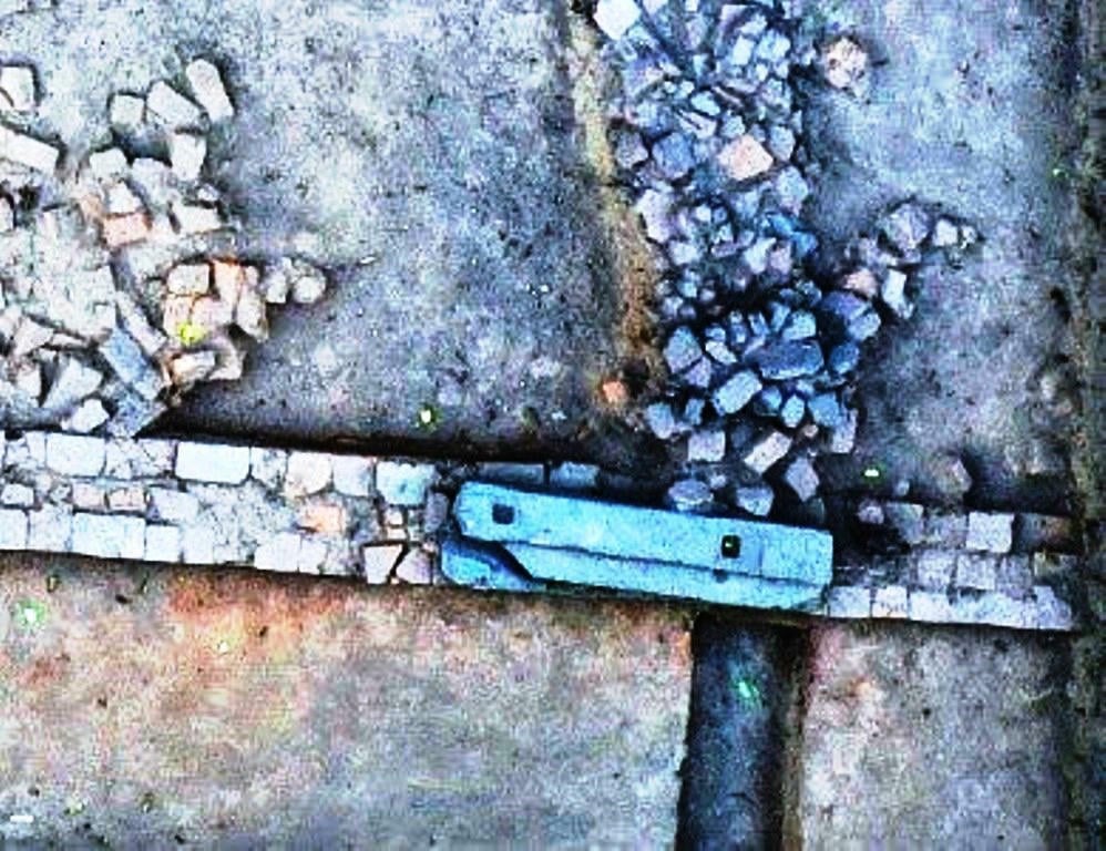 សំណល់នៃទ្វារ និងច្រកទ្វារ អាចមើលឃើញនៅលើជញ្ជាំងខាងកើតនៃផ្លូវដើរ។