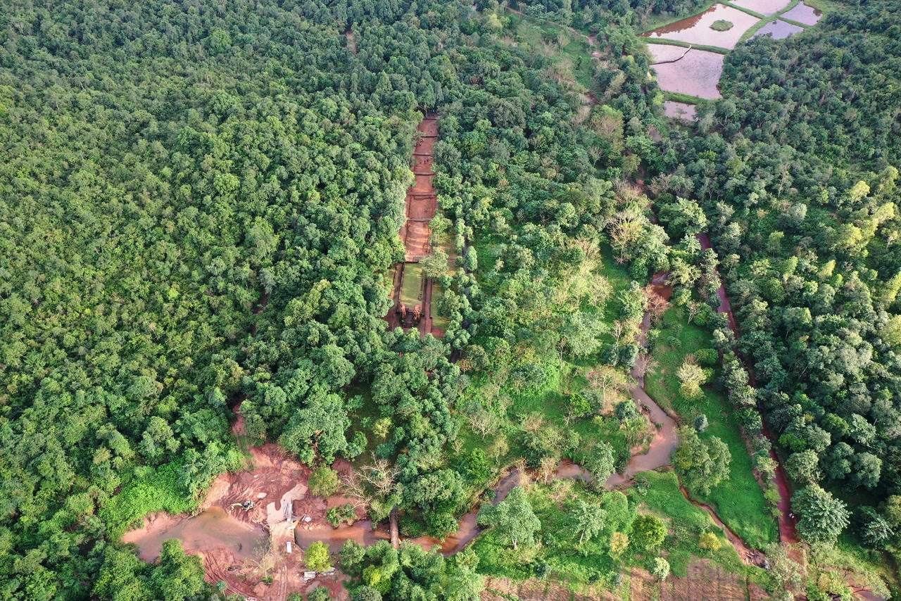 ប្រព័ន្ធផ្លូវបុរាណនេះរត់តាមបណ្តោយបាតអូរស្ងួតមួយនៅក្នុងតំបន់ប្រវត្តិសាស្ត្រមីសឺន។