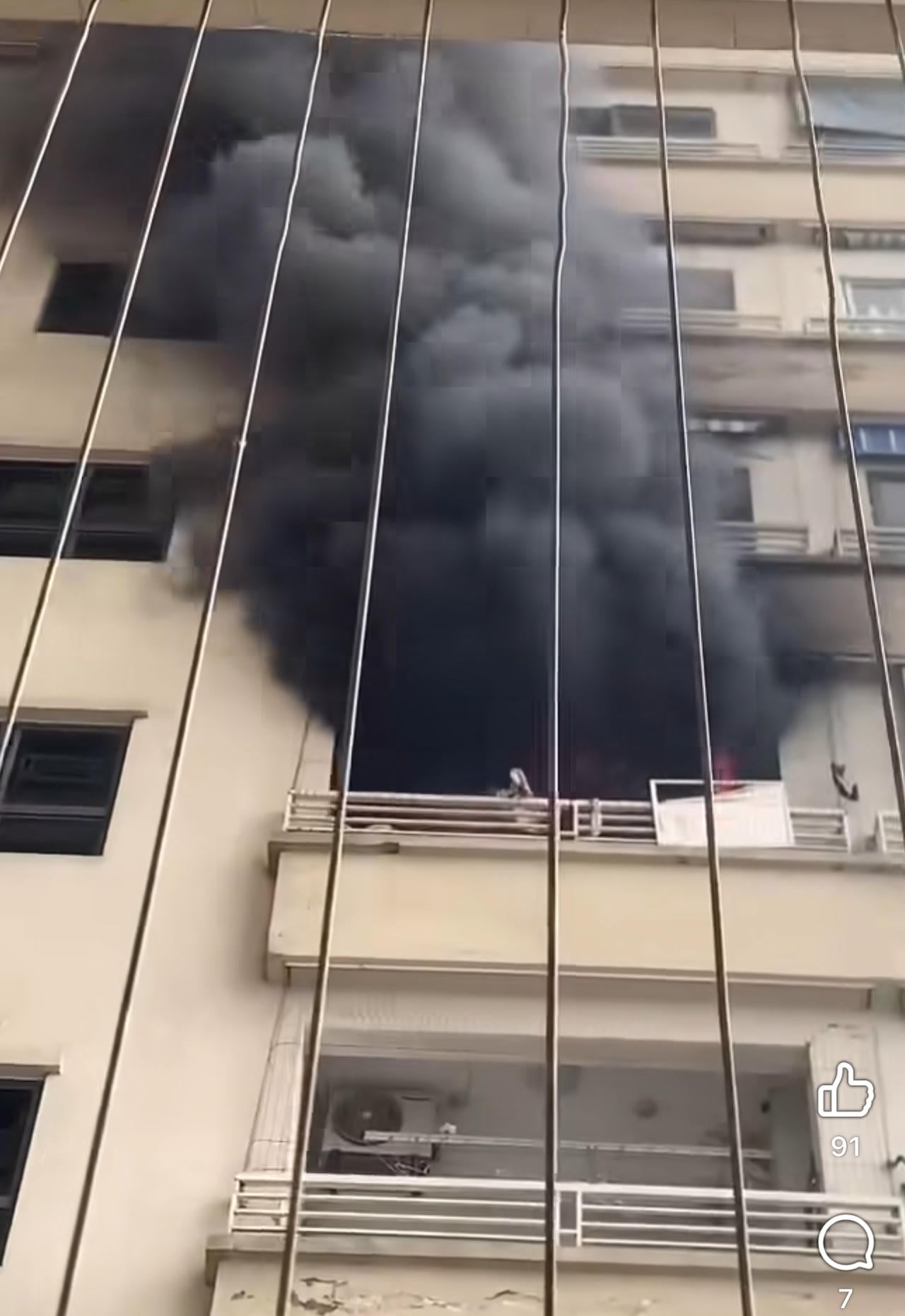 ផ្សែងខ្មៅក្រាស់មួយហុយចេញពីភ្លើង (រូបភាពដកស្រង់ចេញពីវីដេអូឃ្លីប)។