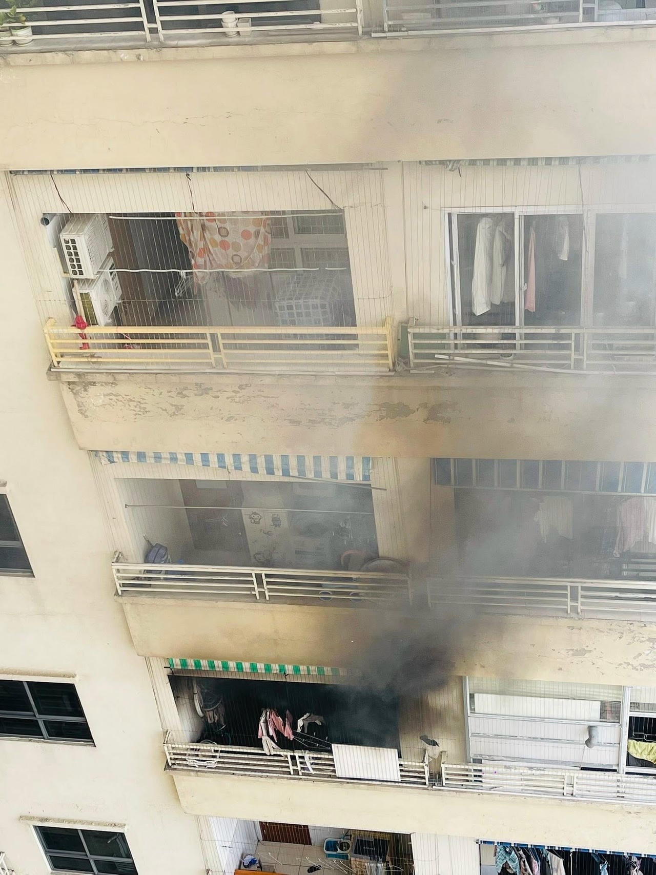 យោងតាមរូបភាពពីវីដេអូដែលបានបង្ហោះនៅលើបណ្តាញសង្គម នៅពេលមានអគ្គីភ័យ អណ្តាតភ្លើង និងផ្សែងខ្មៅក្រាស់បានហុយចេញពីយ៉រនៃអគារអាផាតមិន។ (រូបថត៖ ផ្តល់ដោយអ្នកស្រុក)