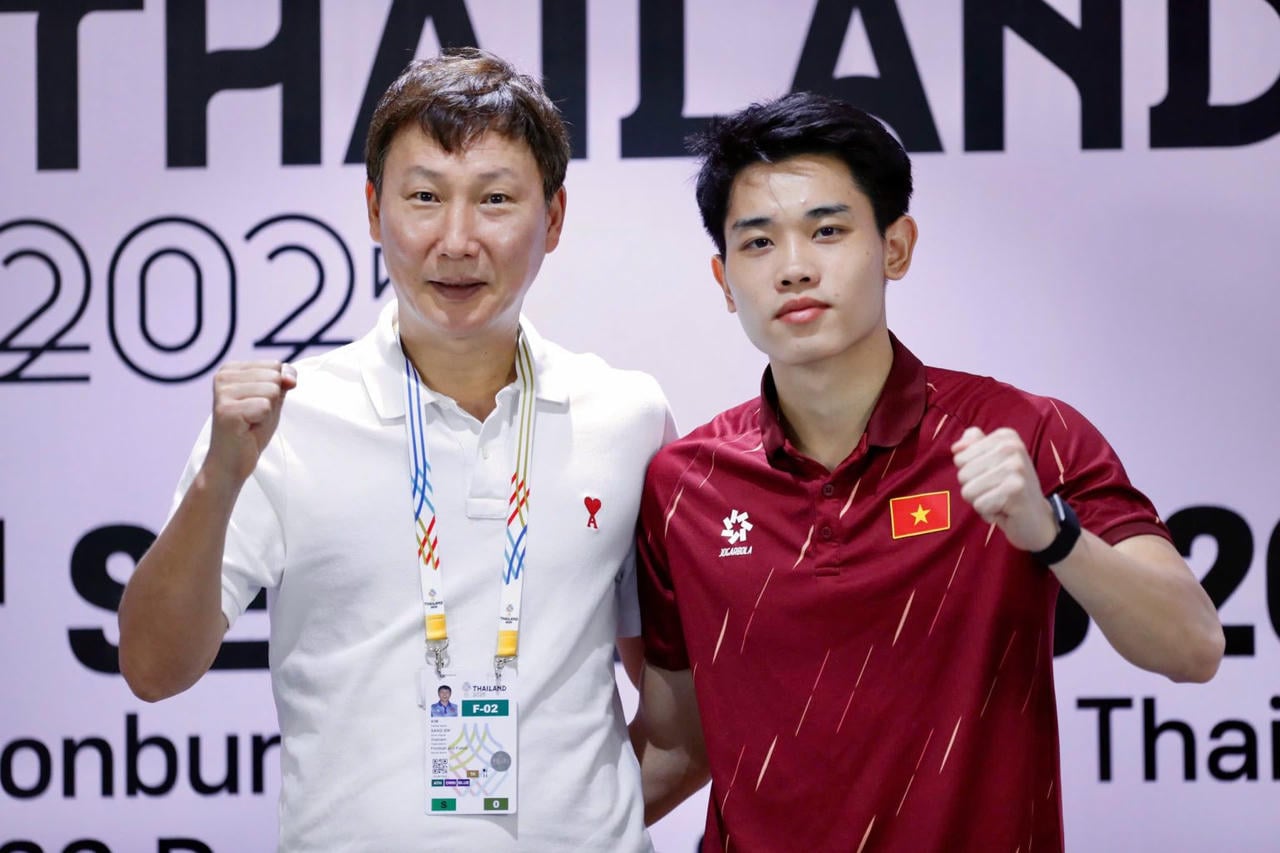 Dinh Bac និងគ្រូបង្វឹក Kim Sang Sik (រូបថត៖ VFF)