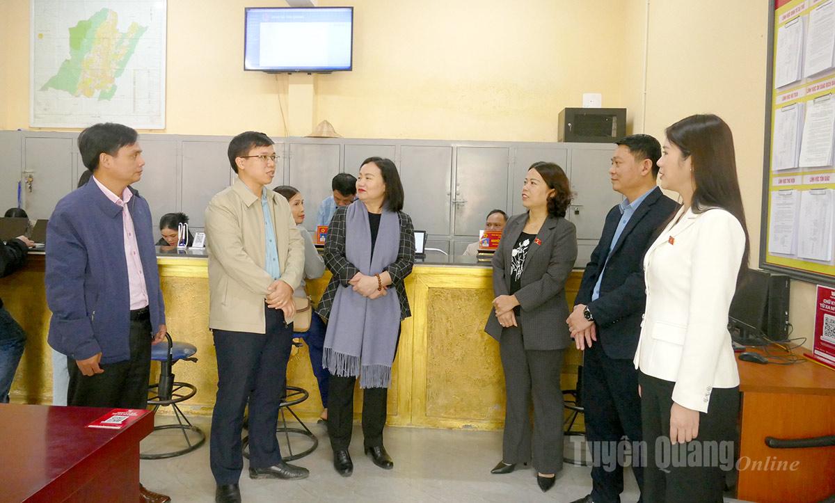 Delegace 15. Národního shromáždění provincie si prohlédla provoz Centra veřejných administrativních služeb obce Tan Quang.