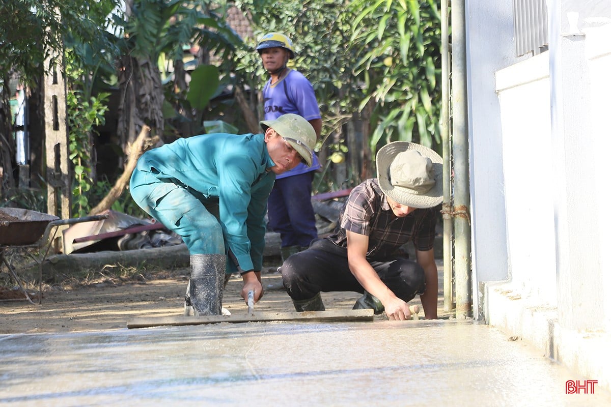 ຢູ່ບ້ານຈ້ຳບັງ (ຕາແສງດຶກທໍ), ດ້ວຍການສະໜັບສະໜູນຈາກຊັບພະຍາກອນທ້ອງຖິ່ນ, ໃນຊຸມມື້ຜ່ານມາ, ຊາວບ້ານໄດ້ຮ່ວມກັນລະດົມກຳລັງແຮງງານເພື່ອປູທາງຫຼັກຂອງໝູ່ບ້ານດ້ວຍຄອນກີດ, ເຊິ່ງເລັ່ງຄວາມຄືບໜ້າ ແລະ ປະກອບສ່ວນອຳນວຍຄວາມສະດວກໃຫ້ແກ່ຊີວິດປະຈຳວັນ ແລະ ການຂົນສົ່ງ. Tại thôn Trẫm Bàng (xã Đức Thọ), cùng với sự hỗ trợ nguồn lực từ địa phương, những ngày qua, người dân trong thôn đã đồng loạt ra quân bê tông hóa các tuyến đường trục thôn, huy động ngày công để đẩy nhanh tiến độ, góp phần tạo thuận lợi cho sinh hoạt và đi lại.