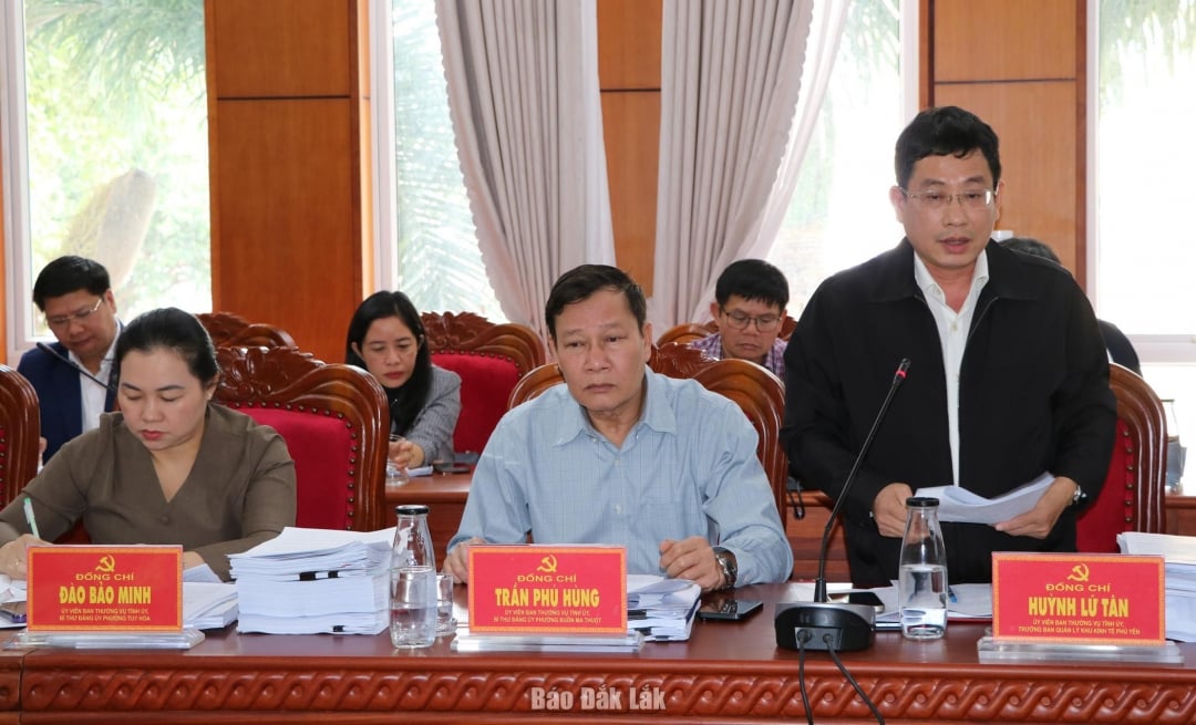 លោក Huynh Lu Tan សមាជិកគណៈកម្មាធិការអចិន្ត្រៃយ៍នៃគណៈកម្មាធិការបក្សខេត្ត និងជាប្រធានក្រុមប្រឹក្សាគ្រប់គ្រងតំបន់សេដ្ឋកិច្ច Phu Yen បានថ្លែងសុន្ទរកថានៅក្នុងសន្និសីទ។