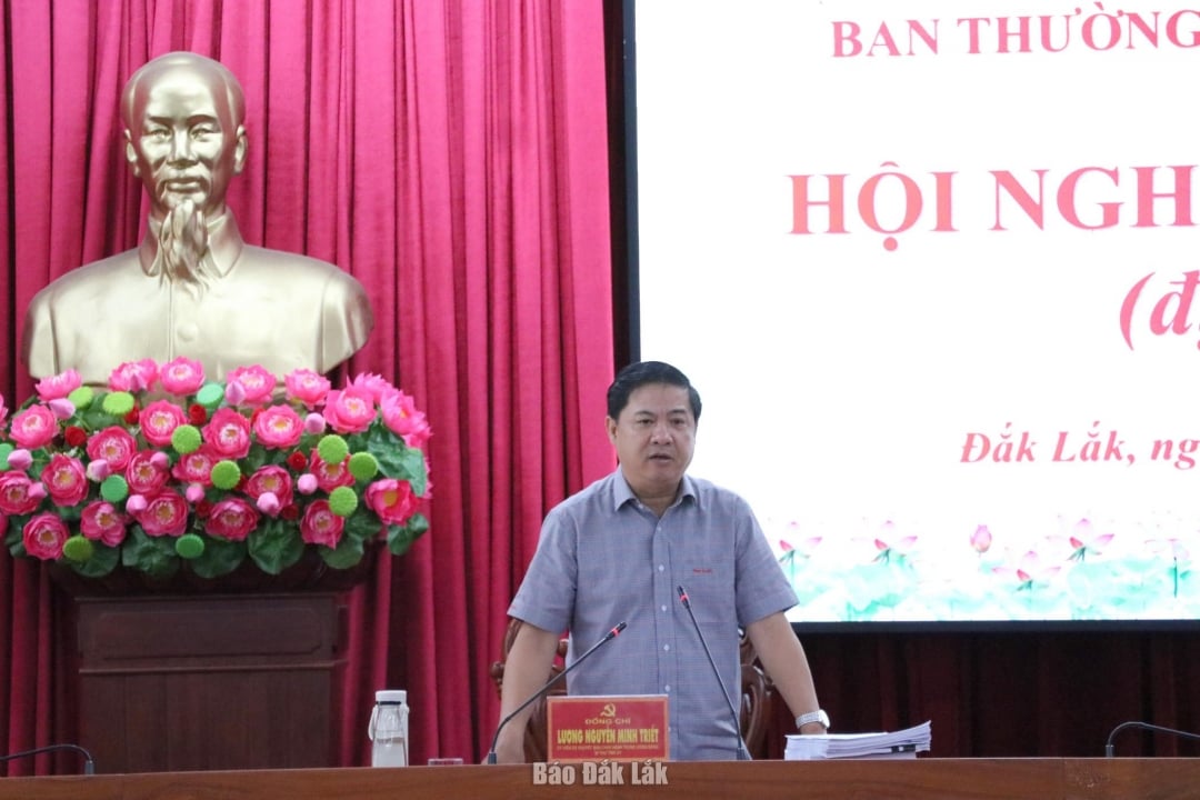 សមាជិកបម្រុងនៃគណៈកម្មាធិការកណ្តាលបក្ស និងជាលេខាធិការនៃគណៈកម្មាធិការបក្សខេត្ត លោក លឿង ង្វៀន មិញ ទ្រៀត បានបញ្ចប់កិច្ចប្រជុំ។