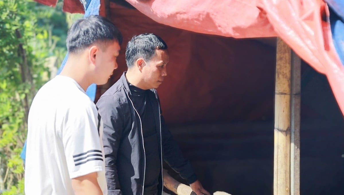 Anh Nguyễn Văn Là (áo đen), chuyên viên địa chính, nông nghiệp, xây dựng và môi trường xã Lượng Minh trực tiếp đi kiểm tra mô hình chăn nuôi trên địa bàn. Ảnh: Việt Khánh.