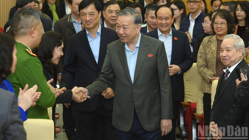 Setiausaha Agung To Lam bertemu dengan pengundi di Hanoi selepas sesi ke-10 Dewan Undangan Negeri ke-15. (Foto: DANG KHOA)