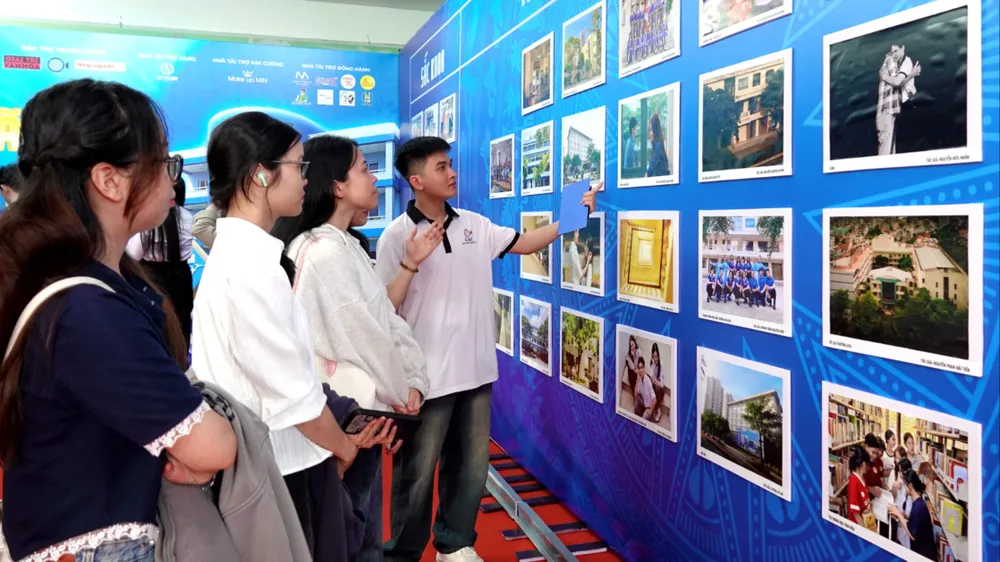 Φοιτητές από το Πανεπιστήμιο Πολιτισμού της πόλης Χο Τσι Μινχ απολαμβάνουν να θαυμάζουν τις φωτογραφίες που υποβλήθηκαν στον φωτογραφικό διαγωνισμό «Πολιτισμός στην Καρδιά μου». Φωτογραφία: THUY BINH