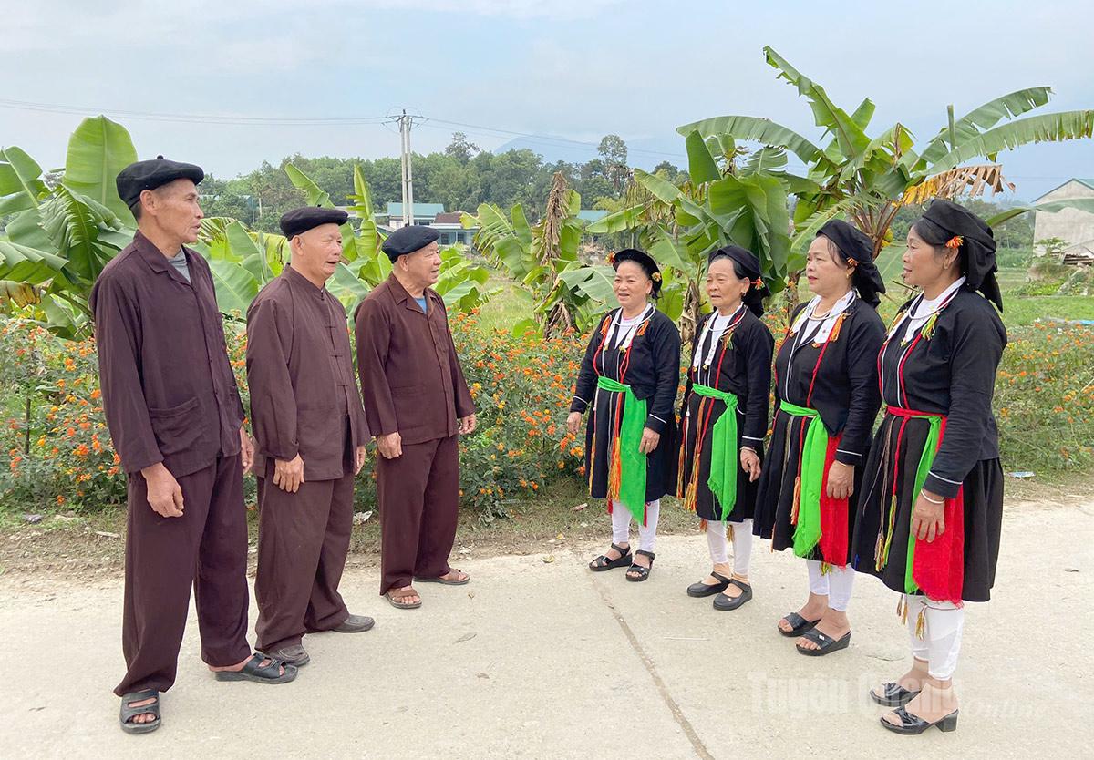 Členové klubu cvičí zpěv Soọng cô.