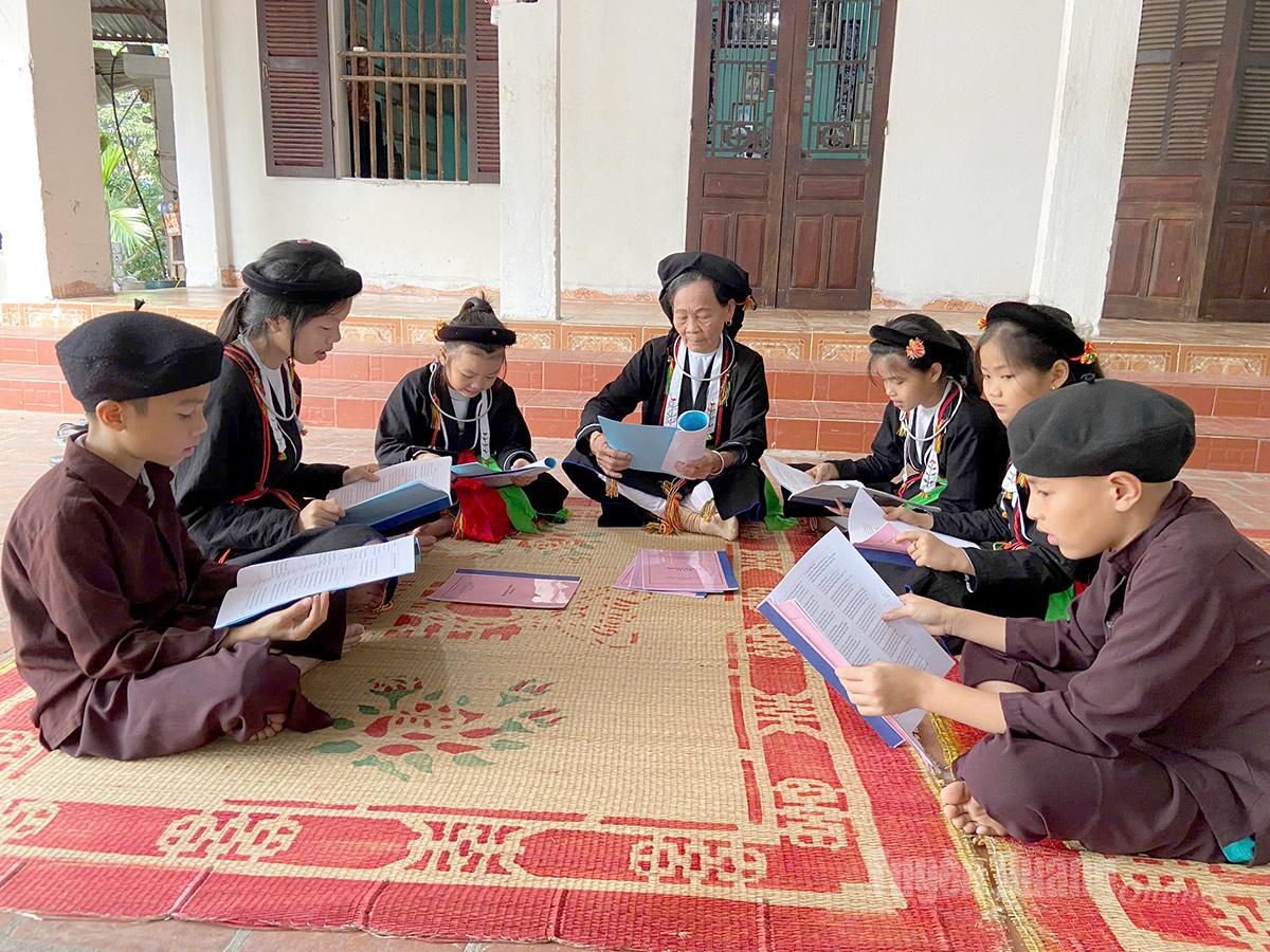 Lidový umělec Thang Thi Van, zástupce vedoucího pěveckého klubu Soong Co, učí studenty zpívat.