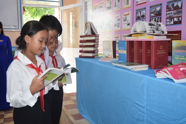 ការអភិវឌ្ឍការអប់រំសម្រាប់ជនជាតិភាគតិចនៅអានយ៉ាង - រូបថតទី 2។ Phát triển giáo dục đồng bào dân tộc ở An Giang- Ảnh 2.