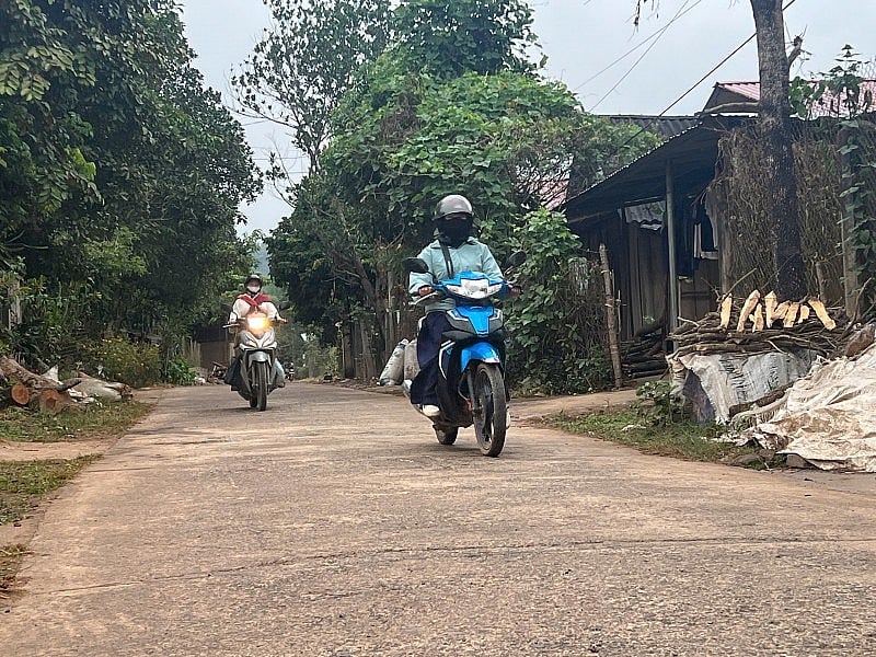 Муонг Тунг активно внедряет многомерные методы сокращения бедности, начиная с политики и заканчивая повседневной жизнью. Mường Tùng chủ động triển khai giảm nghèo đa chiều từ chính sách đến cuộc sống