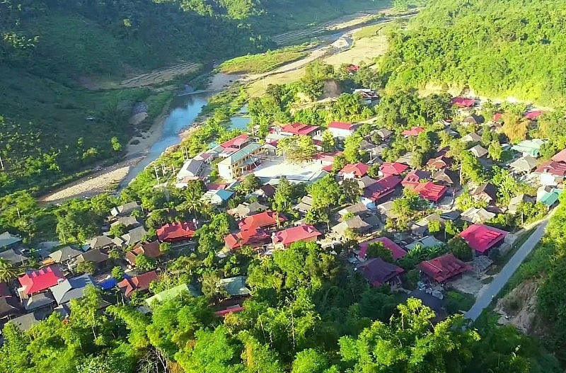 Муонг Тунг активно внедряет многомерные методы сокращения бедности, начиная с политики и заканчивая повседневной жизнью. Mường Tùng chủ động triển khai giảm nghèo đa chiều từ chính sách đến cuộc sống