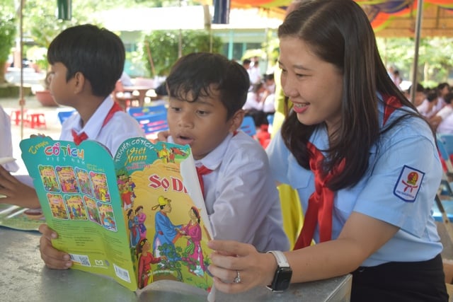 ការអភិវឌ្ឍការអប់រំសម្រាប់ជនជាតិភាគតិចនៅអានយ៉ាង - រូបថតទី៤។ Phát triển giáo dục đồng bào dân tộc ở An Giang- Ảnh 4.