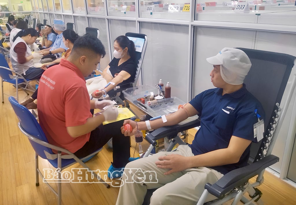 Workers from Sews-Components Vietnam Co., Ltd. participated in a voluntary blood donation event.