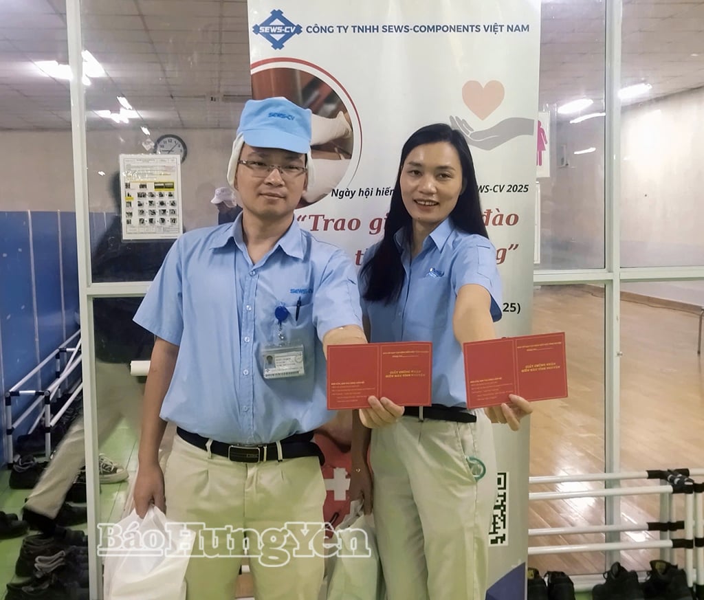 The volunteers excitedly received their certificates for voluntary blood donation.