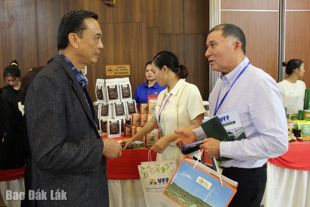 Các doanh nghiệp trực tiếp trao đổi bên lề chương trình.