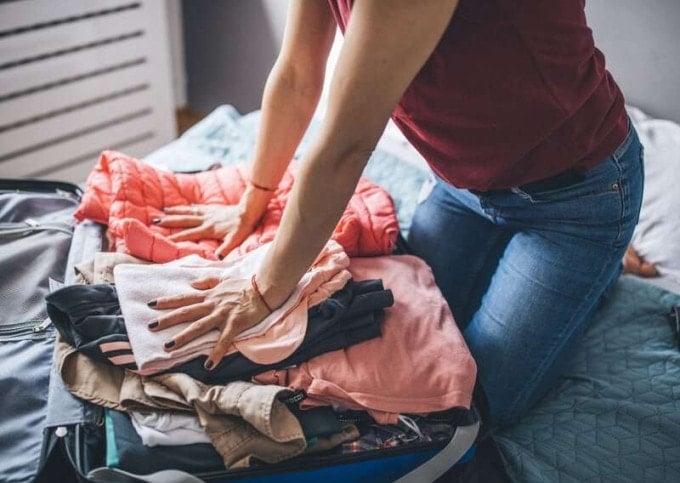 អ្នកធ្វើដំណើរជាច្រើនព្យាយាមដាក់អ្វីៗគ្រប់យ៉ាងចូលក្នុងវ៉ាលីនៅពេលពួកគេទៅវិស្សមកាល។