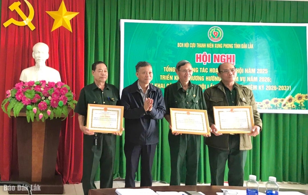Kumpulan cemerlang menerima sijil pujian daripada Persatuan Bekas Sukarelawan Belia Wilayah.