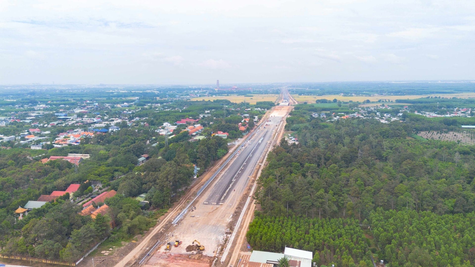 ផ្នែកមួយនៃផ្លូវហាយវេត្រូវបានសាងសង់ឡើងដោយមានគន្លងផ្លូវចំនួនបួន និងទទឹងផ្លូវ 24.75 ម៉ែត្រ។