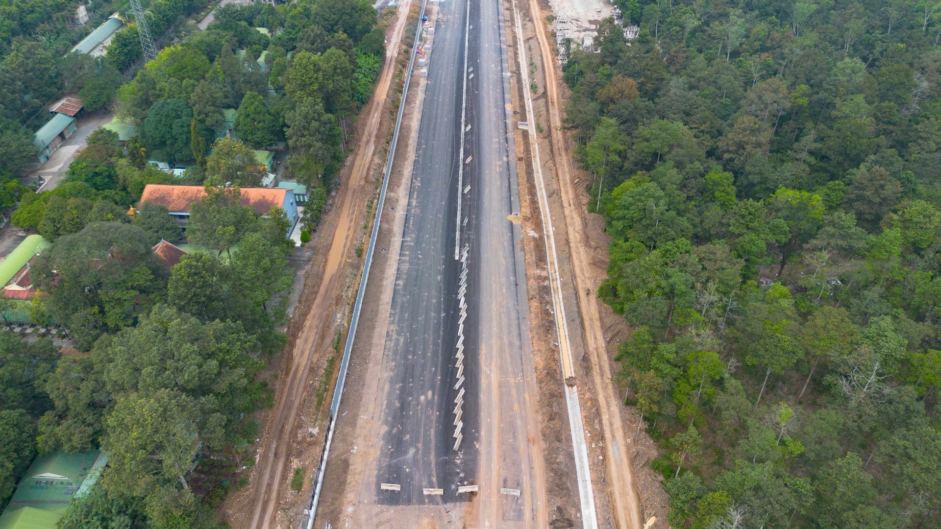 កំណាត់ផ្លូវហាយវេត្រូវបានវិនិយោគដោយមានមាត្រដ្ឋាន ៦ គន្លង និងទទឹងផ្លូវ ៣២,២៥ ម៉ែត្រ។