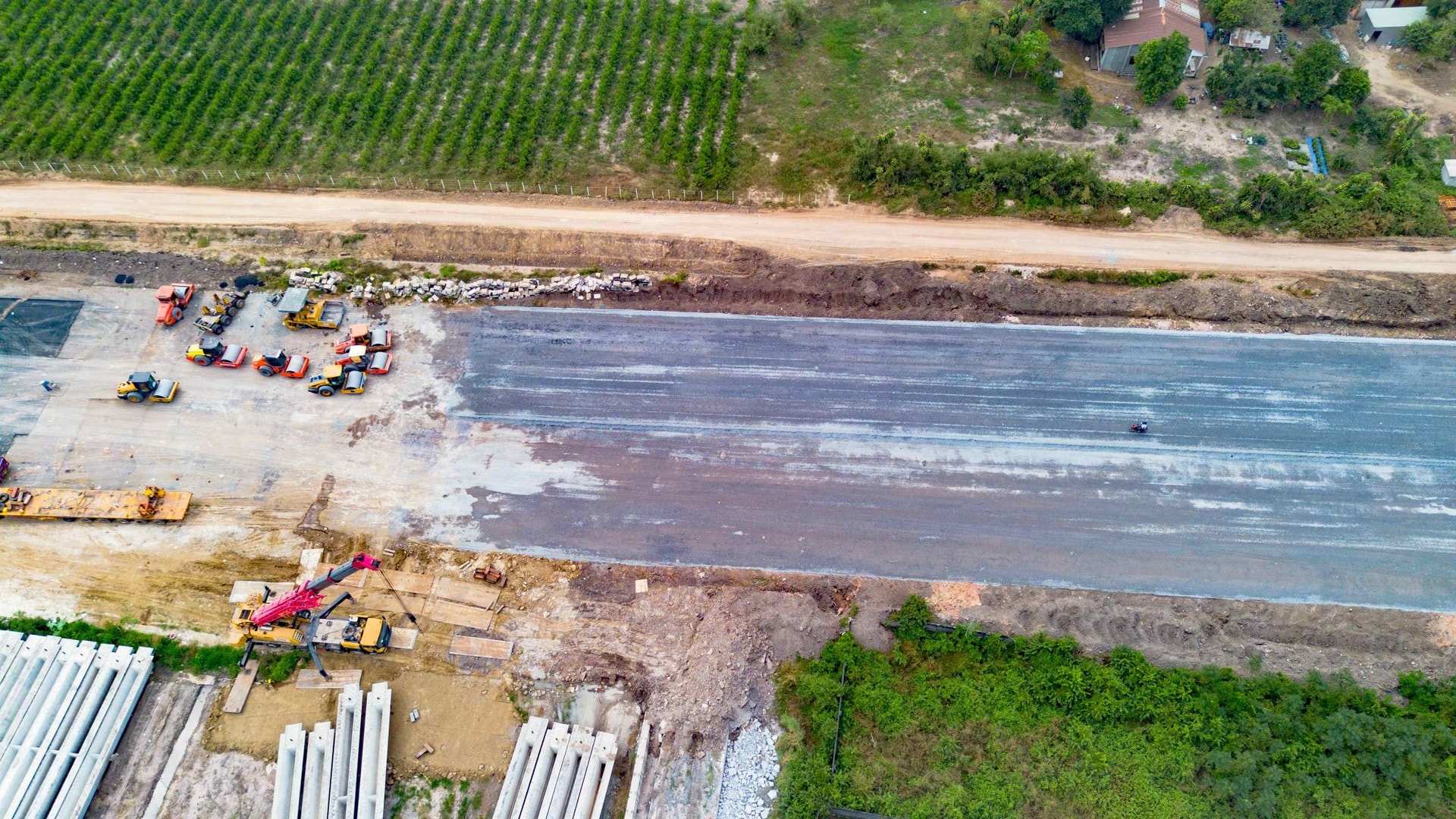 ការសាងសង់ស្ពានអាកាសលើផ្លូវល្បឿនលឿន បៀនហ័រ - វូងតាវ ដែលឆ្លងកាត់ខេត្តដុងណៃ។