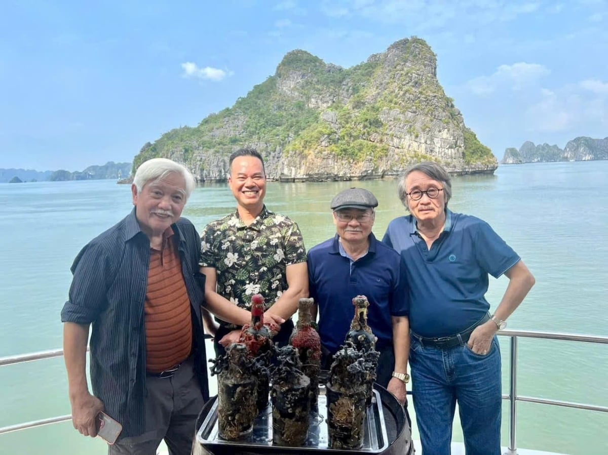 ເຫຼົ້າແວງບາກິຈ (Ba kích) ຜະລິດໂດຍການແຊ່ຮາກຂອງມັນໃນທະເລຢູ່ແຂວງກວາງນິງ ເປັນເວລາ 9-12 ເດືອນ. ພາບ: ຫງວຽນແທ່ງ. Rượu ba kích được ngâm trên vùng biển tỉnh Quảng Ninh trong thời gian từ 9-12 tháng. Ảnh: Nguyễn Thành.