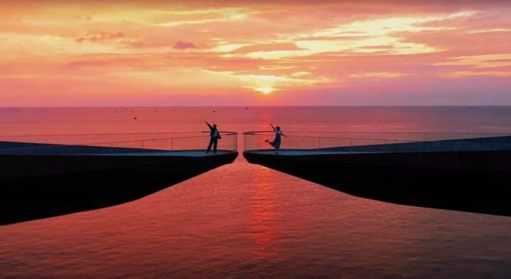 أصبح جسر القبلة مكانًا شهيرًا لتسجيل الوصول في فو كوك.