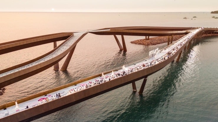 أصبح جسر التقبيل وجهة سياحية مرغوبة.