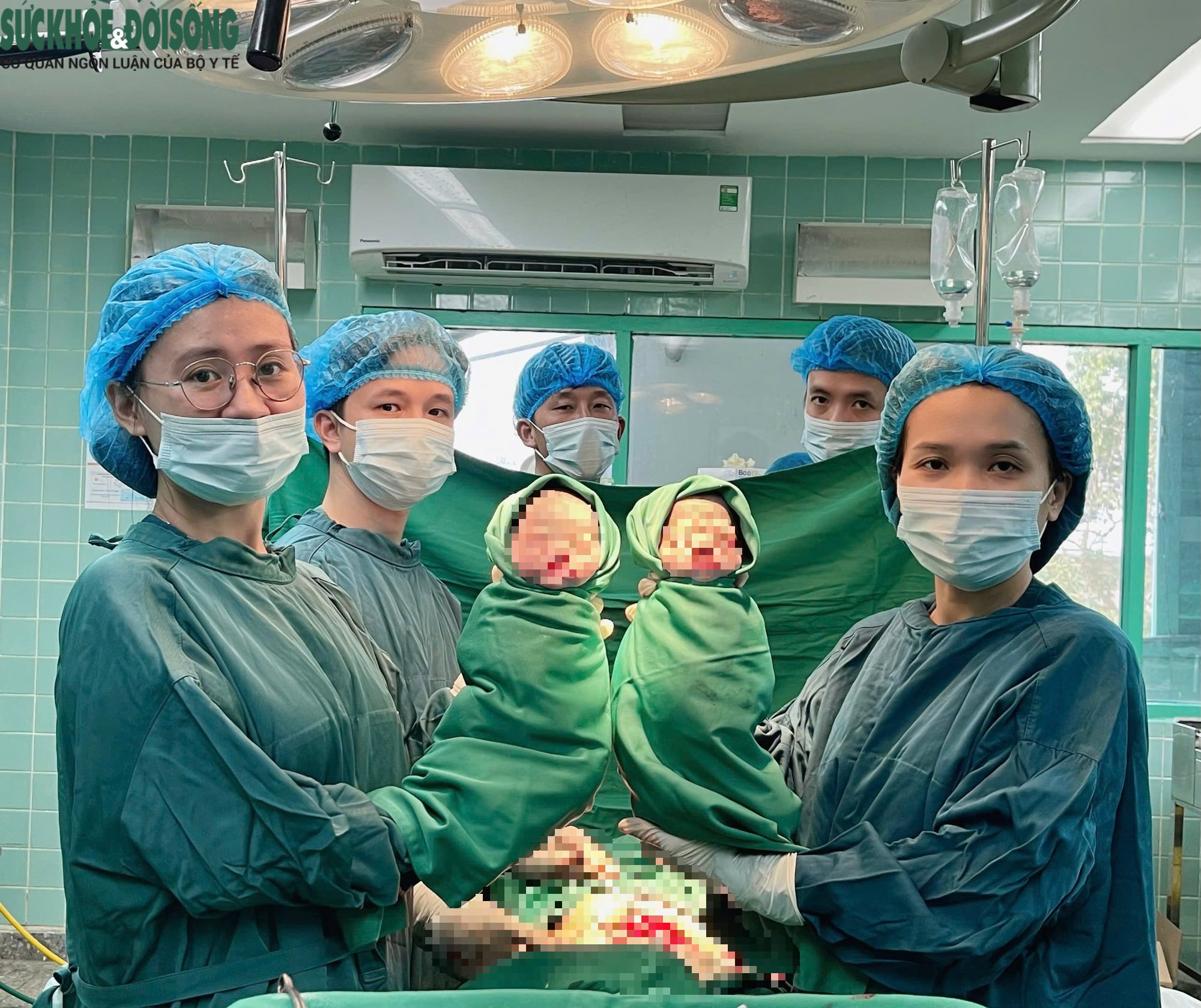 Egy koraszülés veszélyével küzdő ikreket váró anya utazása, miközben két „angyalkáját” köszönti a világra - 2. kép. Hành trình cùng người mẹ mang song thai dọa sinh non đón hai 'thiên thần' chào đời- Ảnh 2.