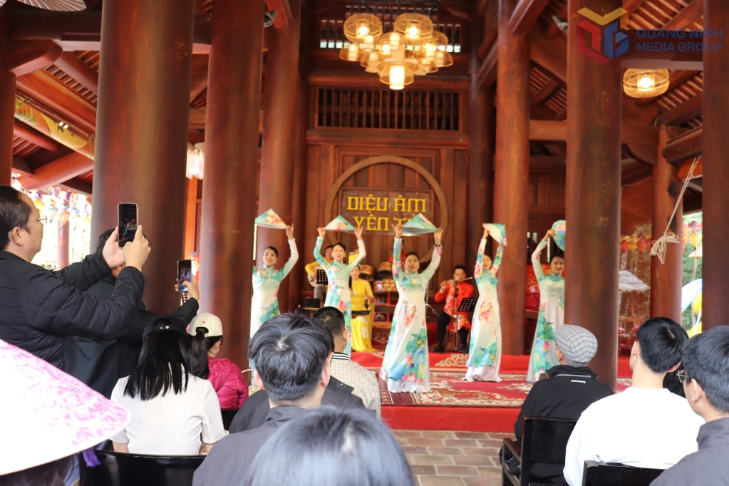 ភ្ញៀវទេសចរមកទស្សនា និងស្វែងយល់អំពីវប្បធម៌ដ៏វិសេសវិសាលនៅអៀនទឺ។