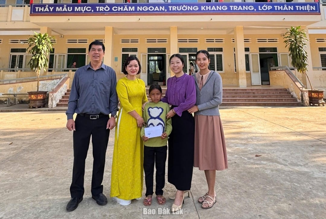 נציגים ממחלקת התרבות והחברה של קהילת דאק פוי ומנהל בית הספר היסודי לה טי הונג גאם העניקו תמיכה כספית לה. ת'ם ליאנג הוט.