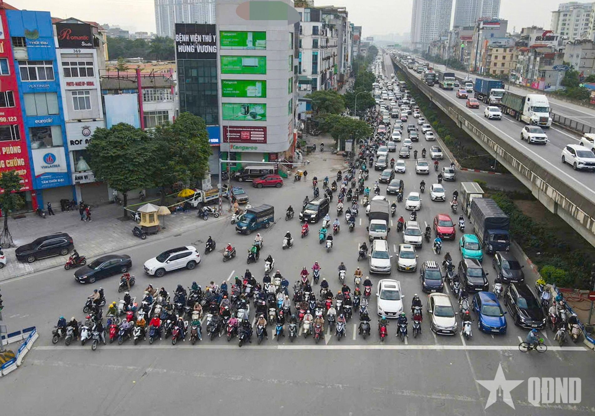 Na obrázku jsou vidět lidé, jak dodržují semafory na křižovatce Khuat Duy Tien - Nguyen Trai - Nguyen Xien.