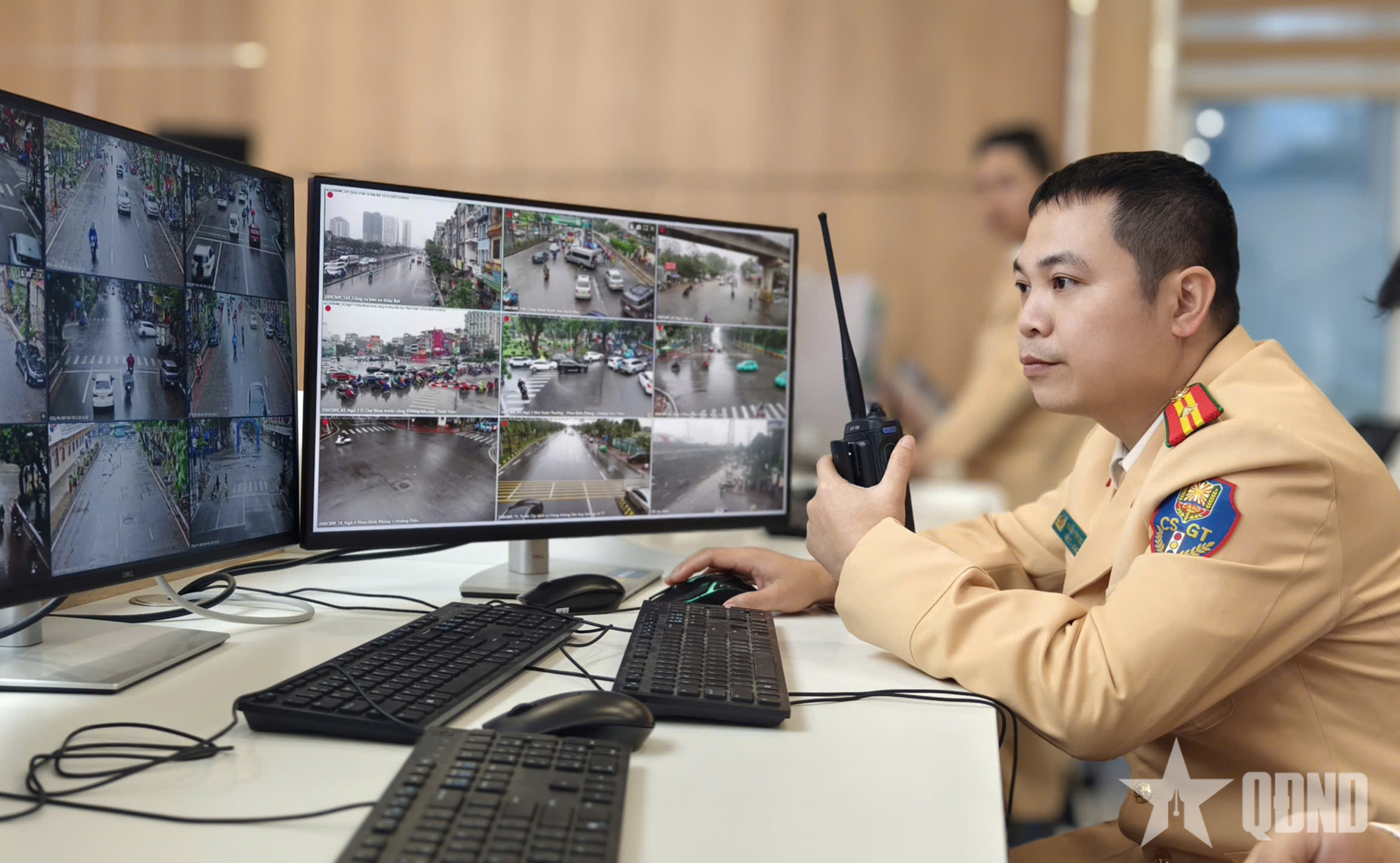 Dopravní policie provozuje kamerový systém s umělou inteligencí v dopravním řídicím centru v Hanoji.