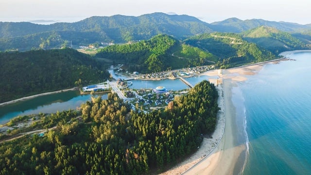 Quang Ninh makes a breakthrough in coastal and island tourism - Photo 1. Quảng Ninh bứt phá du lịch biển đảo- Ảnh 1.