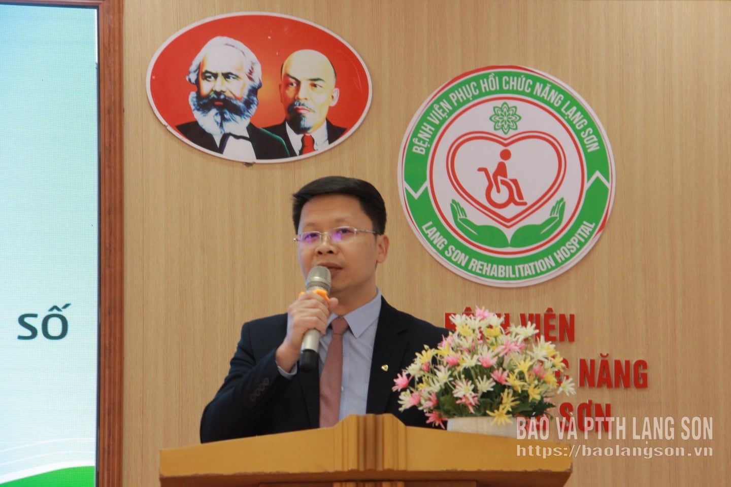 ভিয়েটকমব্যাংক ল্যাং সন-এর উপ-পরিচালক জনাব নং থানহ ডুক অনুষ্ঠানে বক্তৃতা দেন।