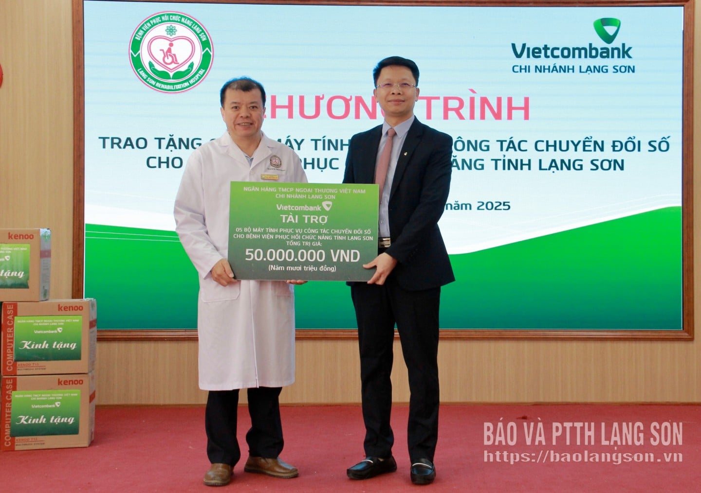 প্রাদেশিক পুনর্বাসন হাসপাতালের নেতারা ভিয়েটকমব্যাংক ল্যাং সন শাখা থেকে অনুদান পেয়েছেন।