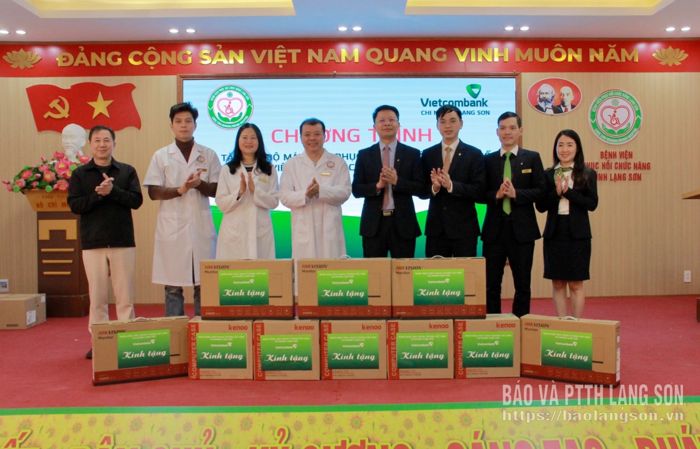 ভিয়েটকমব্যাংক ল্যাং সন নেতারা প্রাদেশিক পুনর্বাসন হাসপাতালে ৫টি কম্পিউটার সেট দান করেছেন।