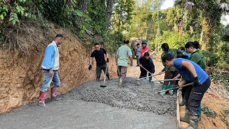 ប្រជាជននៅឃុំផុងក្វាង រួមចំណែកសាងសង់ផ្លូវធំក្នុងភូមិ។ (រូបថត៖ ទួនសឺន)