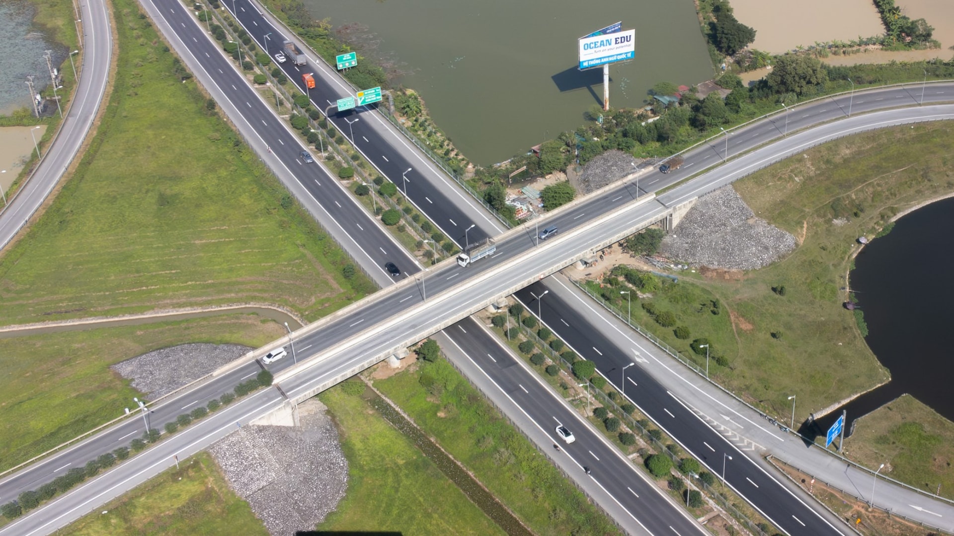 تقاطع غیر همسطح نین هیپ در دروازه شمال شرقی هانوی، نزدیک مرز استان باک نین واقع شده است.