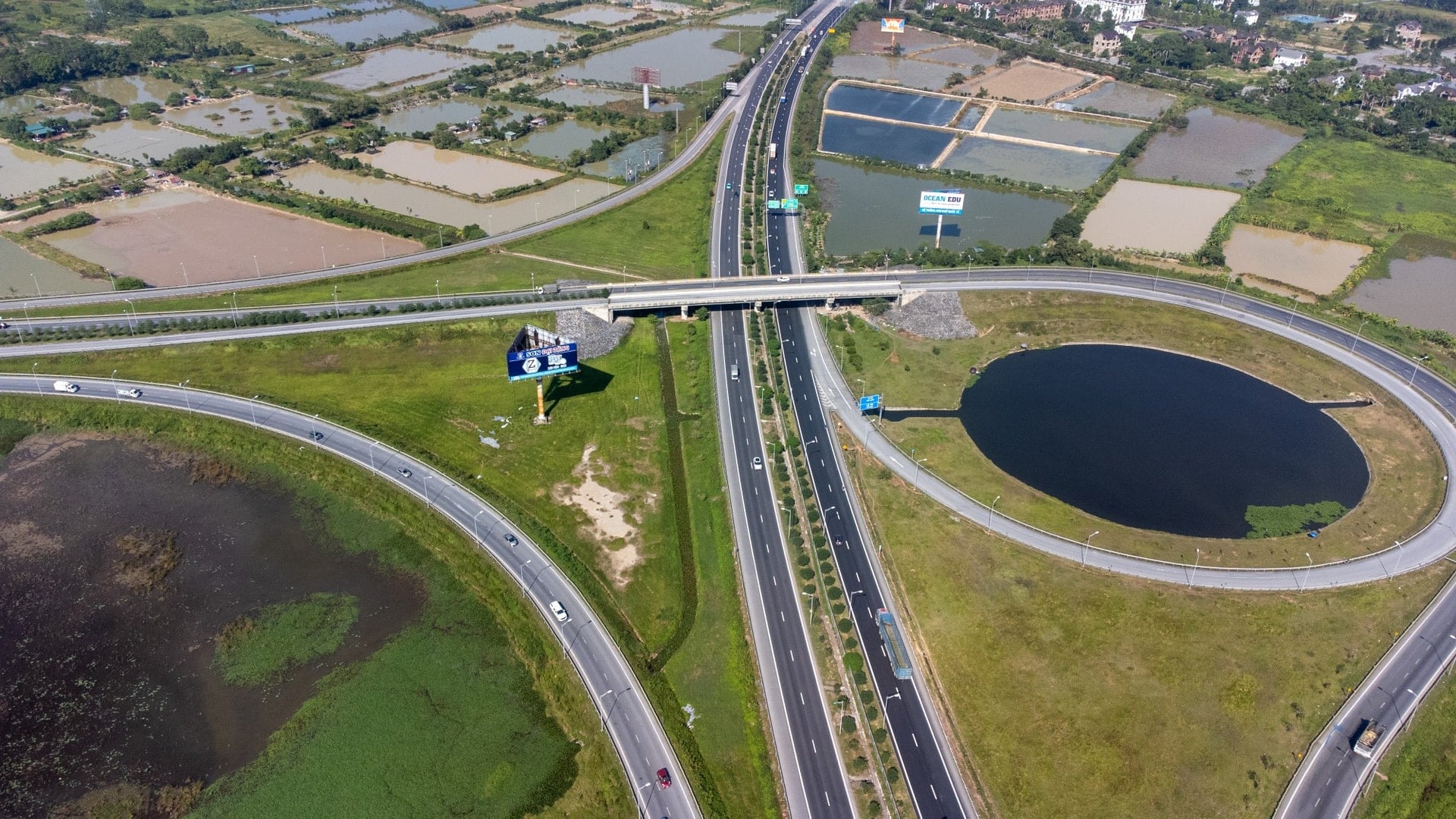 نمای پرسپکتیو از رمپ‌هایی که مستقیماً جاده جدید را به بزرگراه هانوی-لانگ سون متصل می‌کنند.