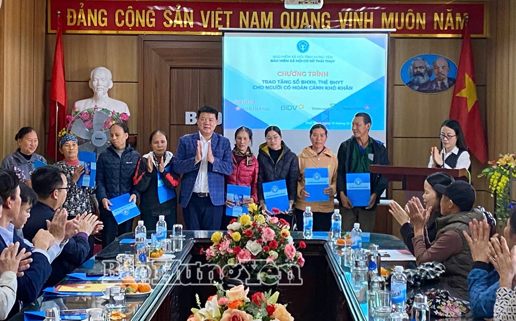 Reprezentanții filialei Thai Thuy a agenției de Asigurări Sociale au înmânat carduri de asigurare medicală persoanelor aflate în circumstanțe dificile.