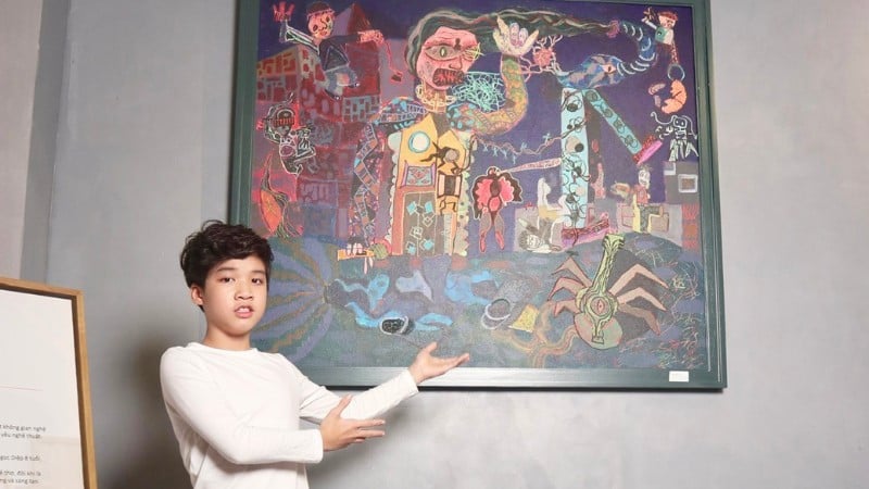 Mladý umělec Duc Long se účastní výstavy „Barvy lásky“.