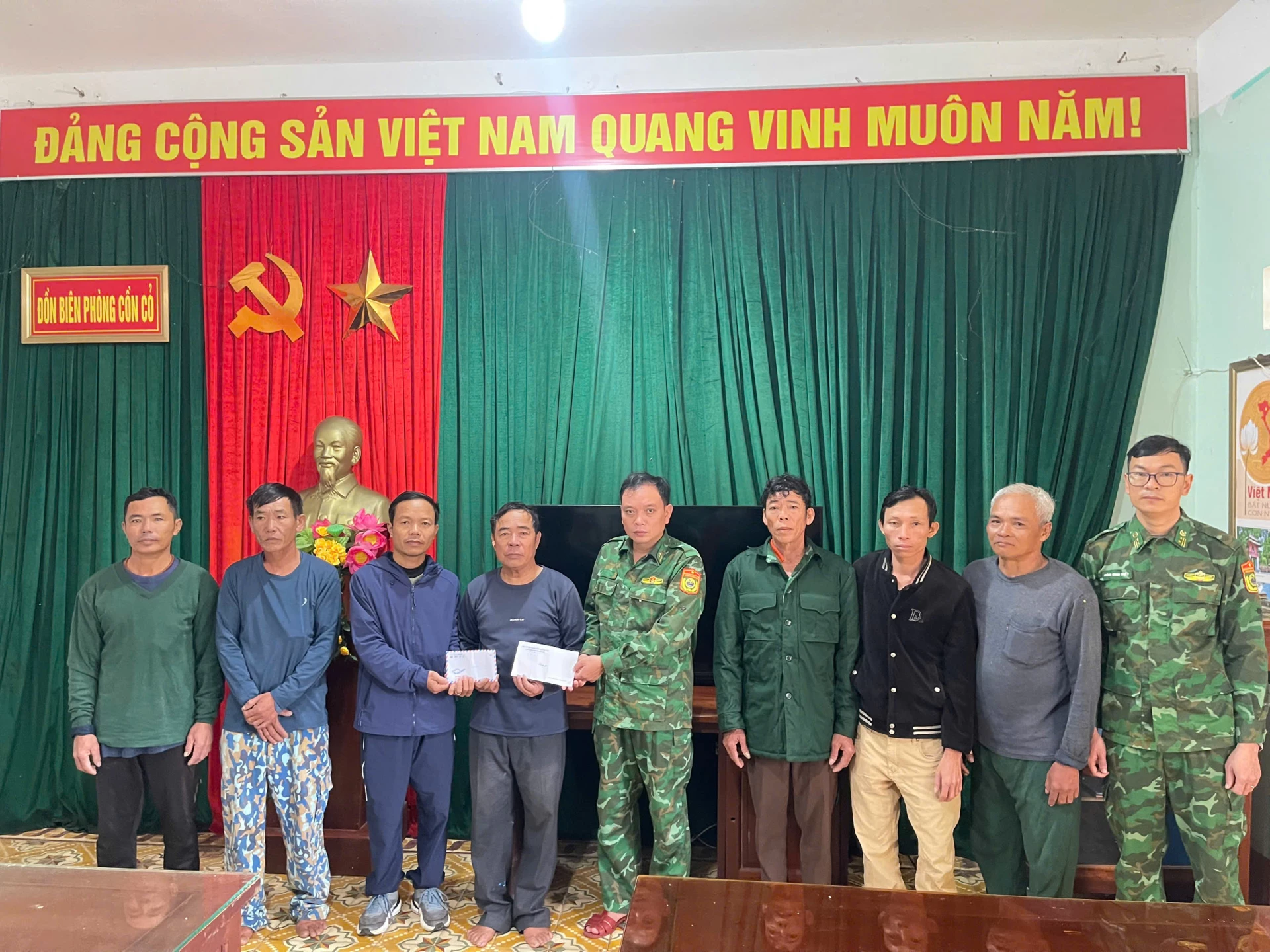 ការផ្តល់ការគាំទ្រ និងលើកទឹកចិត្តដល់សមាជិកនាវិកនៃកប៉ាល់ដែលបានលិចនៅសមុទ្រ - រូបថត៖ DV