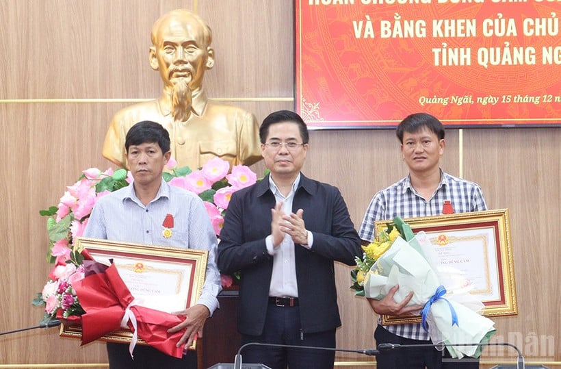Chairman of the People's Committee of Quang Ngai province, Nguyen Hoang Giang, presented the Order of Courage awarded by the President of Vietnam to two citizens of the Ly Son Special Economic Zone.