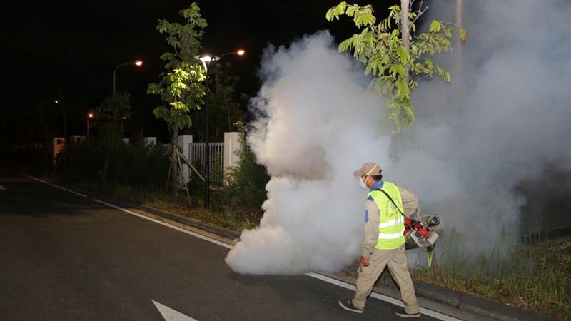 سمپاشی شیمیایی برای پیشگیری و کنترل تب دنگی در شهر هانوی.