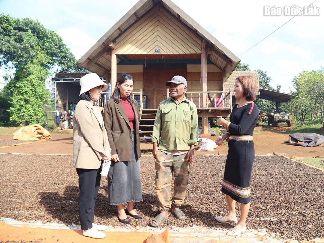 Kulturní úředníci z obce Cu Pơng navštěvují vesnice.