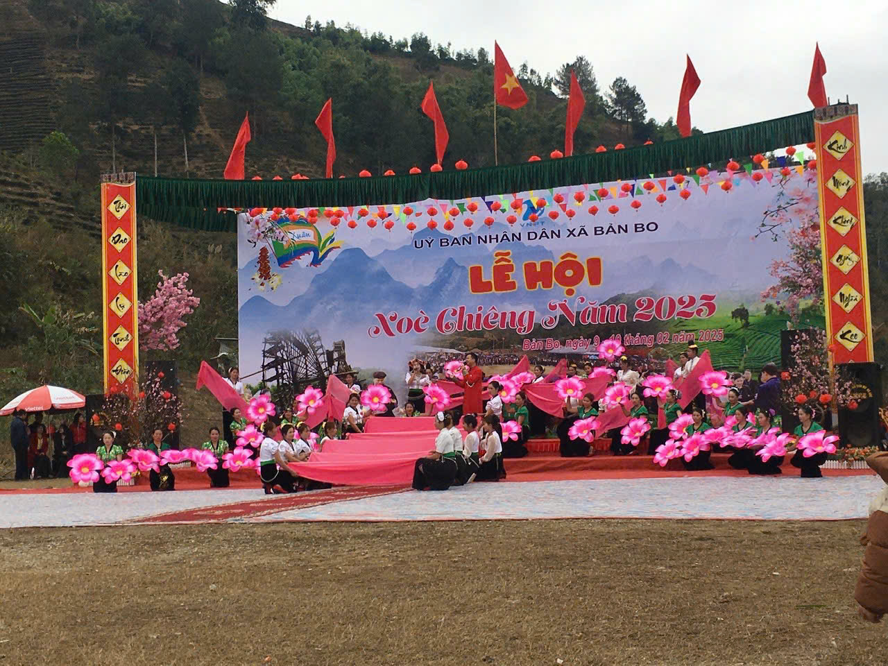 बान बो में रहने वाले थाई जातीय समूह के अनूठे त्योहारों में से एक, ज़ोए चिएंग महोत्सव, प्रतिवर्ष आयोजित किया जाता है। Lễ hội Xòe Chiêng, một trong những lễ hội đặc sắc của dân tộc Thái ở Bản Bo được tổ chức hàng năm.